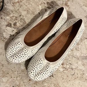 Vionic Robyn Perforated Ballet Flat